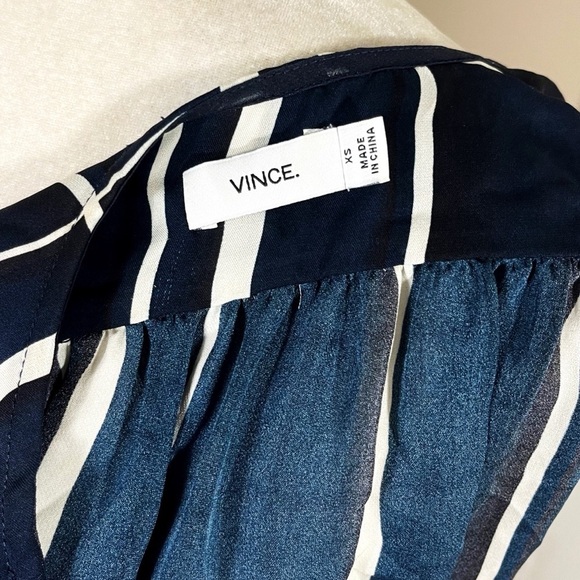 VINCE Navy Blue Lattice Print V-Neck Sleeveless 100% Silk Blouse - XS - Picture 4 of 9